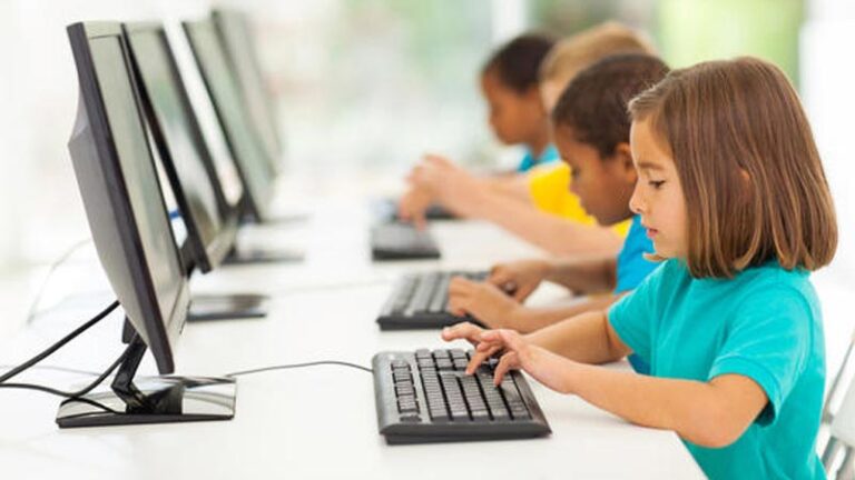 Manfaat Belajar Komputer bagi Anak Sejak Dini: Membangun Keterampilan untuk Masa Depan